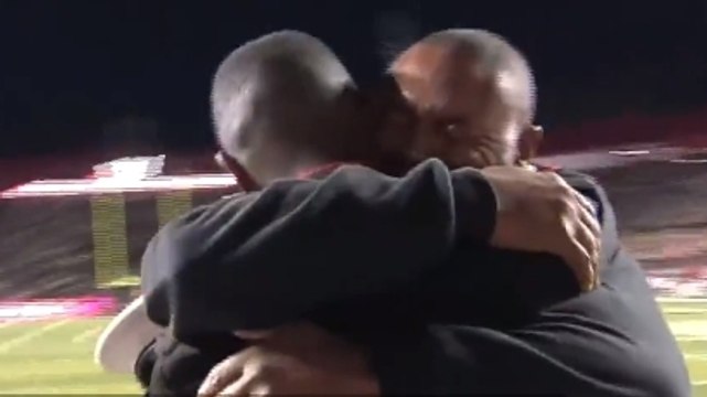 Ce père n'avait pas revu son fils depuis son départ en Afghanistan. Leurs retrouvailles sont très émouvantes