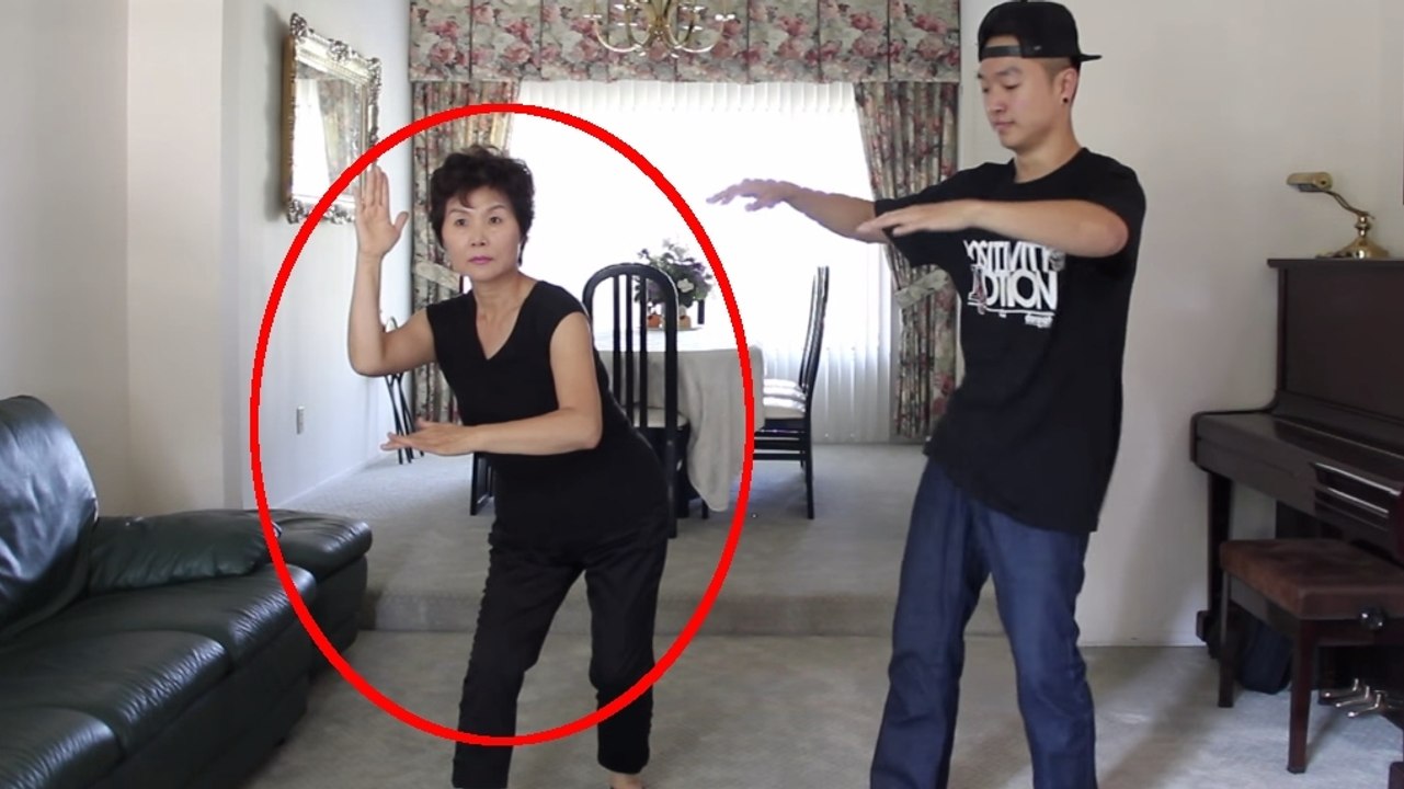 Ce garçon a voulu apprendre des pas de danse à sa mère. Mais il ne se doutait pas qu'elle avait un tel talent !