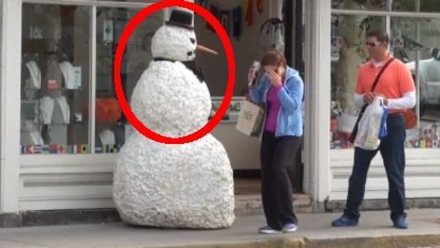 Ce bonhomme de neige n'est pas comme les autres. Il s'amuse à effrayer les passants
