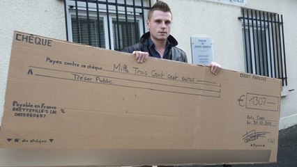 Il paye ses impôts avec un grand chèque en carton pour montrer son mécontentement