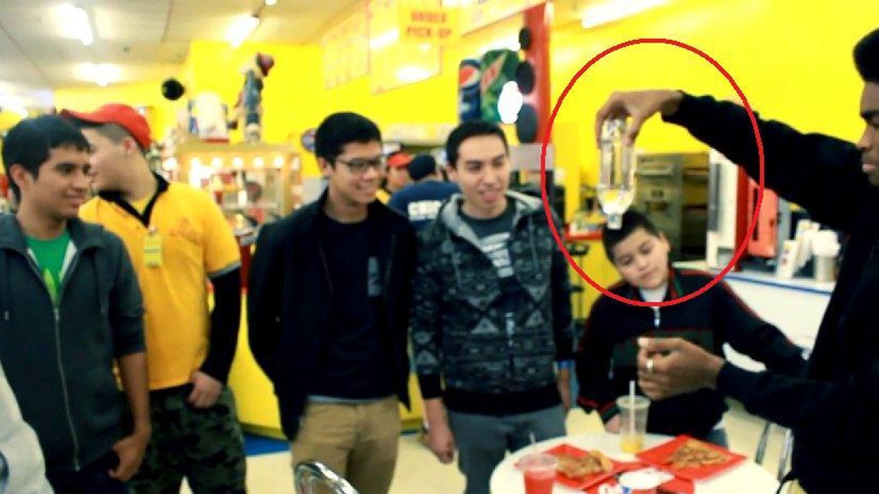 Ce magicien arrive à défier la gravité. Découvrez son tour suprenant