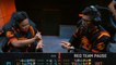 League of Legends : deux joueurs font un pierre-feuille-ciseaux pendant les LCS NA