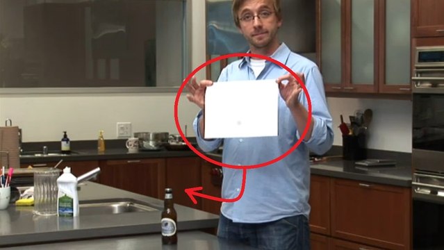 Cette astuce est épatante. Avec une simple feuille de papier, vous pouvez ouvrir une bouteille de bière !