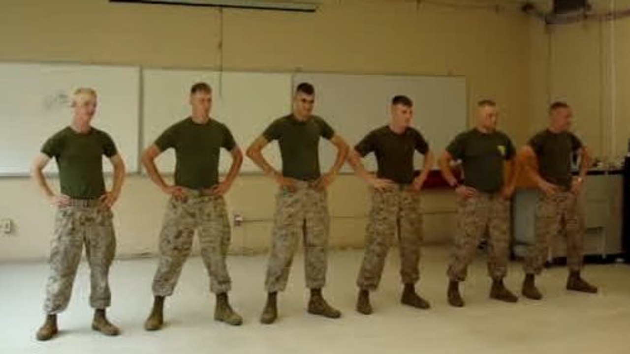 Ces militaires ont l'air tout à fait normaux. Mais attendez de voir la fin de la vidéo...