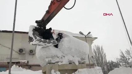 POLİSLER KEPÇEYLE ÇIKIP, ATATÜRK BÜSTÜNÜ KARDAN TEMİZLEDİ