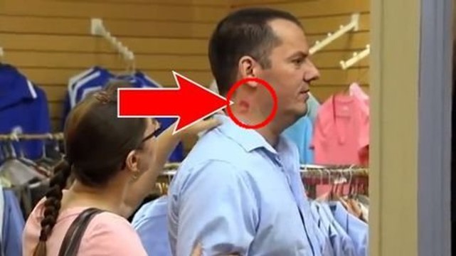 Il ressort d'une cabine d'essayage avec une trace de rouge à lèvres. La réaction de sa femme est immédiate