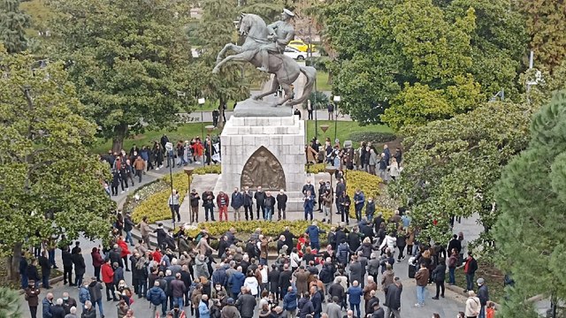 Samsun'da Atatürk anıtı çevresinde zincir: “Atatürk anıtını koruyamıyorlarsa biz koruruz”
