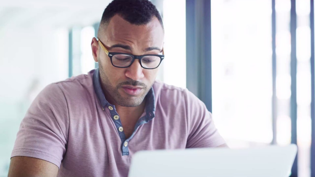 Virologe Drosten fordert: Halskratzen ist Grund zur Selbstisolation!