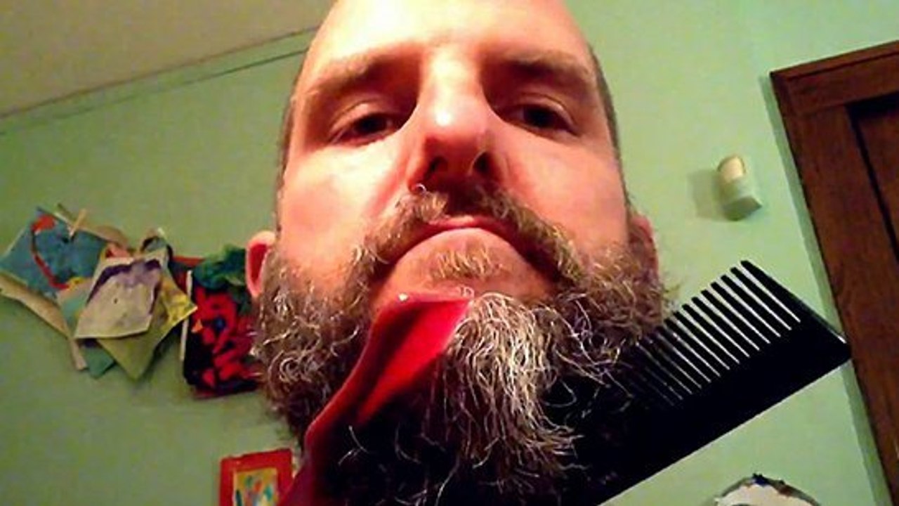 Cet homme fait des trucs incroyables avec sa barbe. Vous n'allez pas y croire