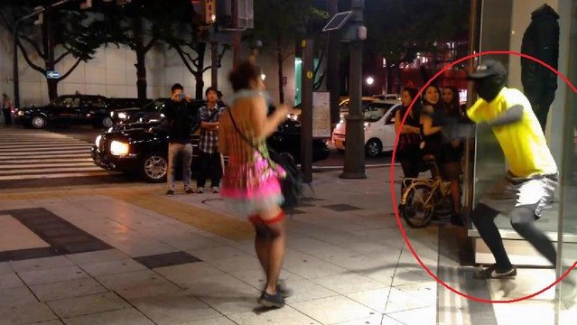 Ces passants ont eu la peur de leur vie en passant dans cette rue. Une caméra cachée à mourir de rire !