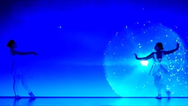 Ces deux filles ont un immense talent pour la danse. Leur chorégraphie va vous hypnotiser !