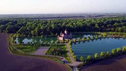 شاهد قلعة خيالية في وسط بحيرة: لا يفوتك زيارتها في روسيا