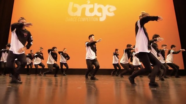 Ces danseurs sont des pros de la synchronisation. Vraiment impressionnant !