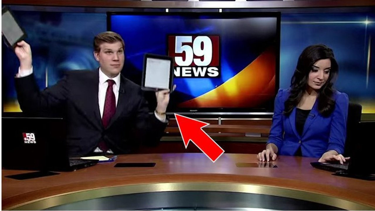 Ce présentateur télé a une drôle de manière de se détendre pendant la pub. Hilarant !