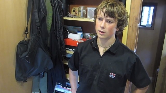 Ce jeune homme de 17 ans en avait marre de vivre avec ses parents. Alors il a construit sa propre maison !