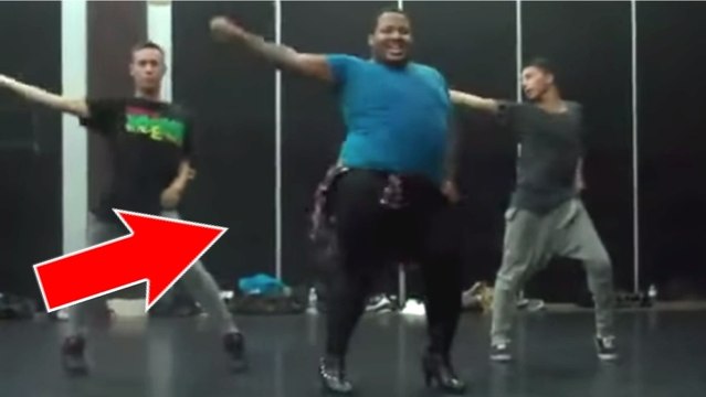 Malgré son surpoids, il réalise une chorégraphie parfaite. Une belle leçon de vie