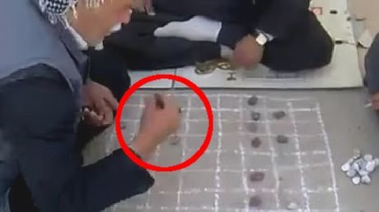 Il croyait battre ce vieil homme aux dames. Mais il va recevoir une bonne leçon