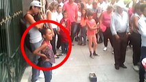 En duo avec son père dans la rue, cette fille émerveille tous les passants