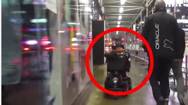 Cet homme de petite taille nous montre à quoi ressemble son quotidien dans la rue. Une vidéo choquante !