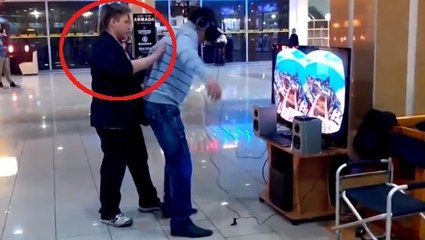 Cet homme teste un casque de réalité augmentée à côté d'un ami. Mais il n'aurait pas dû lui faire confiance...