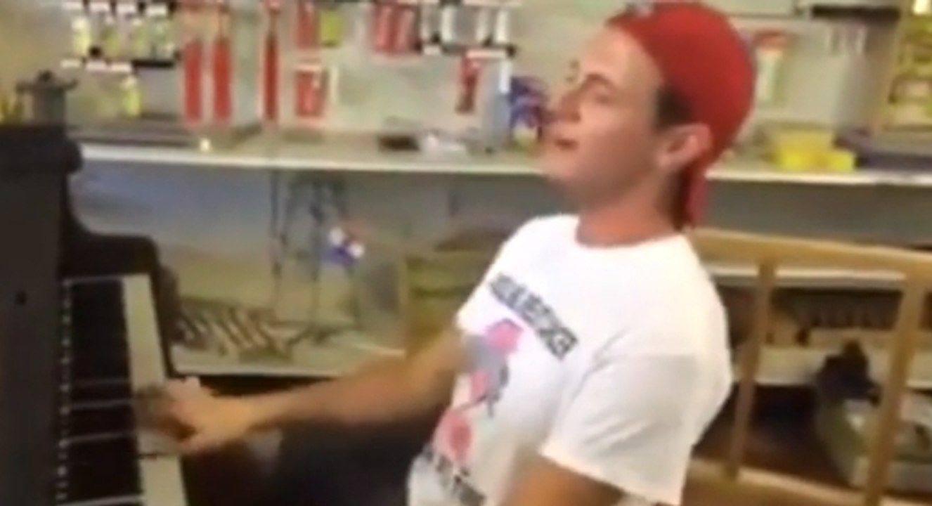 Ce jeune pianiste réalise une magnifique performance dans ce magasin. Un vrai talent brut