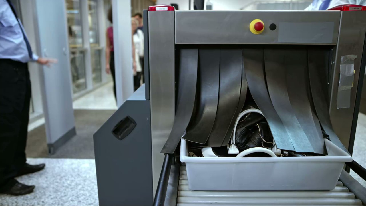 DHL-Paket mit Turnschuhen: Zollbeamte machen gruselige Entdeckung