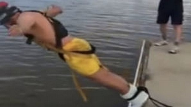 Ses amis lui ont offert un saut à l'élastique. Mais les choses ne vont pas se passer comme prévu