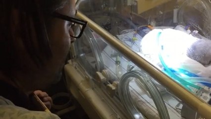 Cet homme a perdu sa femme quand elle a accouché. Ce qu'il fait pour son bébé est bouleversant.