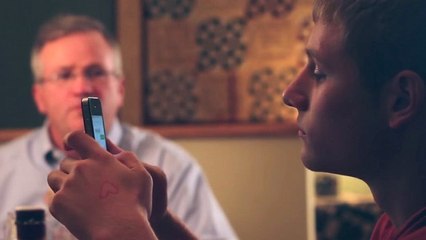 Ce père en a marre que ses ados envoient des SMS à table. Il va leur donner une bonne leçon