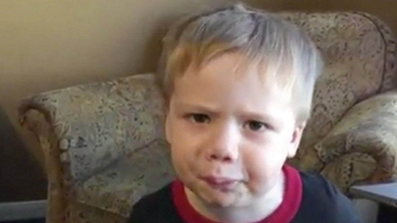 Cet enfant n'arrive pas à siffler. Et quand il essaye, c'est hilarant !