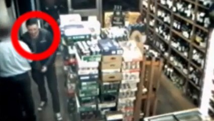 Ce pickpocket a une technique hallucinante pour réussir son coup sans violence. Vous n'allez pas en revenir