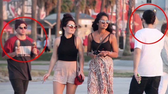 Ces mecs font une blague hilarante aux filles qu'ils croisent. A mourir de rire !