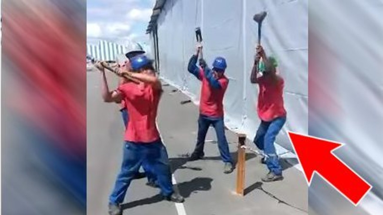 Ces ouvriers ont une drôle de manière de travailler en équipe. Il vaut mieux ne pas se rater...