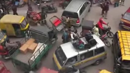 A l'heure de pointe, ce carrefour est totalement infranchissable. Vous n'allez pas y croire