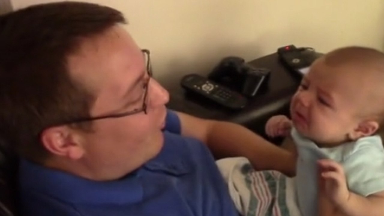 Ce bébé aime beaucoup ses parents. Quand ils se mettent à pleurer, il pleure aussi