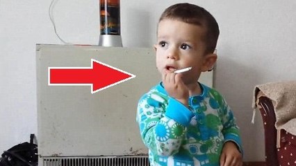 Cet enfant est encouragé à fumer. Vous n'allez pas en revenir