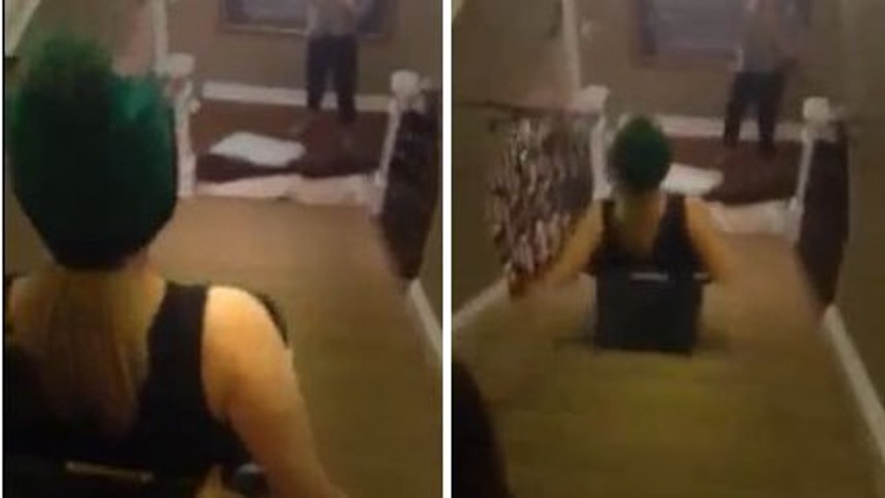 Cette fille a voulu inventer un nouveau moyen de descendre les escaliers. Mais elle n'aurait pas dû...