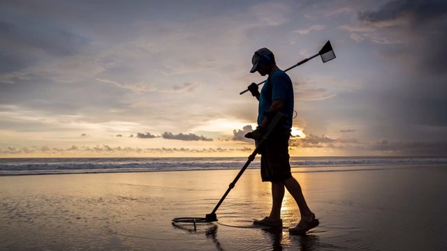 Fund seines Lebens: Mann findet stinkenden Brocken am Strand, der ihn reich macht!