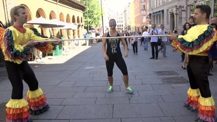 Ces gens ont vécu un grand moment de solitude quand on leur a demandé de danser le limbo