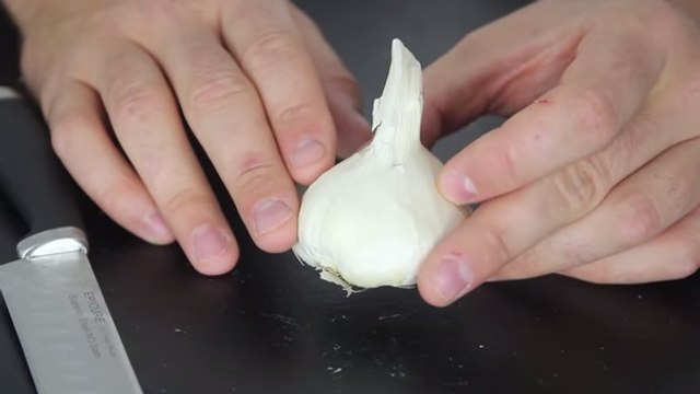 Avec cette méthode, vous pourrez éplucher vos gousses d'ail en quelques secondes seulement !