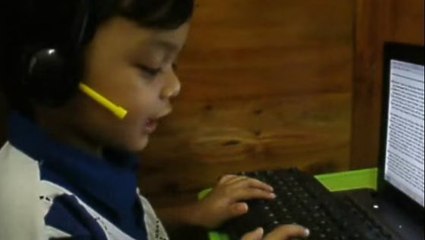 Cet enfant est le meilleur téléconseiller au monde. Son petit numéro est à mourir de rire