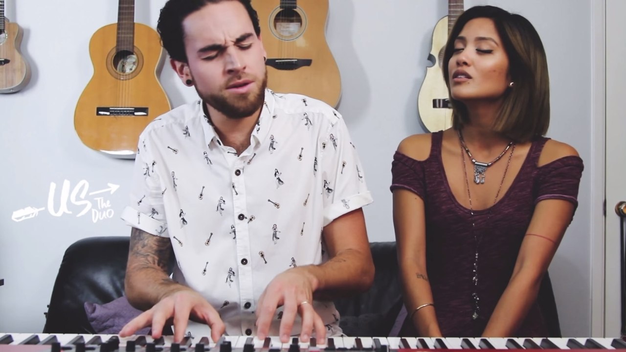 Ce couple reprend tous les tubes de 2014 en 3 minutes. Le résultat est génial !