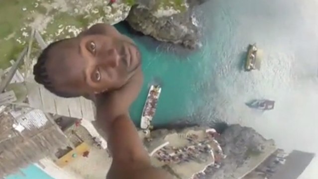 Ce gars a filmé son plongeon vertigineux en caméra embarquée. Des images impressionnantes