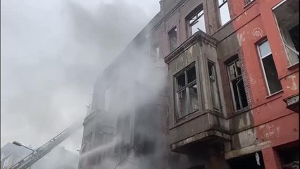 Fatih'te metruk binada çıkan yangın söndürüldü