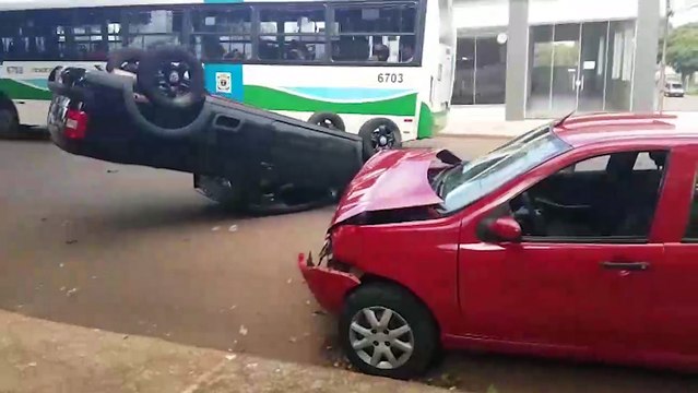 Saveiro capota após colisão na Rua Pio XII, região central de Cascavel