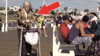 Cette grand-mère écoute du rap à fond dans la rue. Les réactions des passants ne se font pas attendre