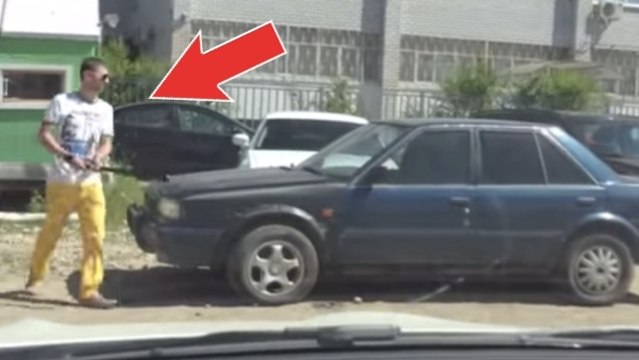 Ce mec s'est vengé d'un conducteur qui l'empêchait de sortir de sa place de parking. Vous n'allez pas croire ce qu'il a fait