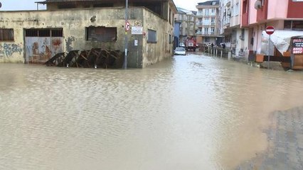 BÜYÜKÇEKMECE'DE SOKAKLAR GÖLE DÖNDÜ, BODRUM KATLARINI SU BASTI