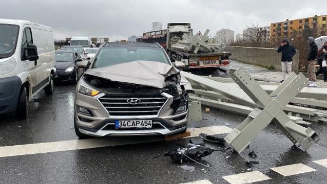 ATAŞEHİR'DE TIR'DAKİ İNŞAAT MALZEMELERİ ARAÇLARIN ÜSTÜNE DÜŞTÜ