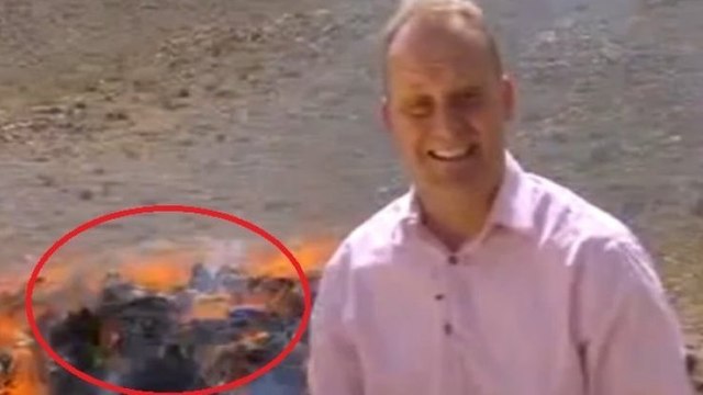 Ce journaliste n'aurait pas du faire un reportage à côté de 8 tonnes de drogues qui brûlent